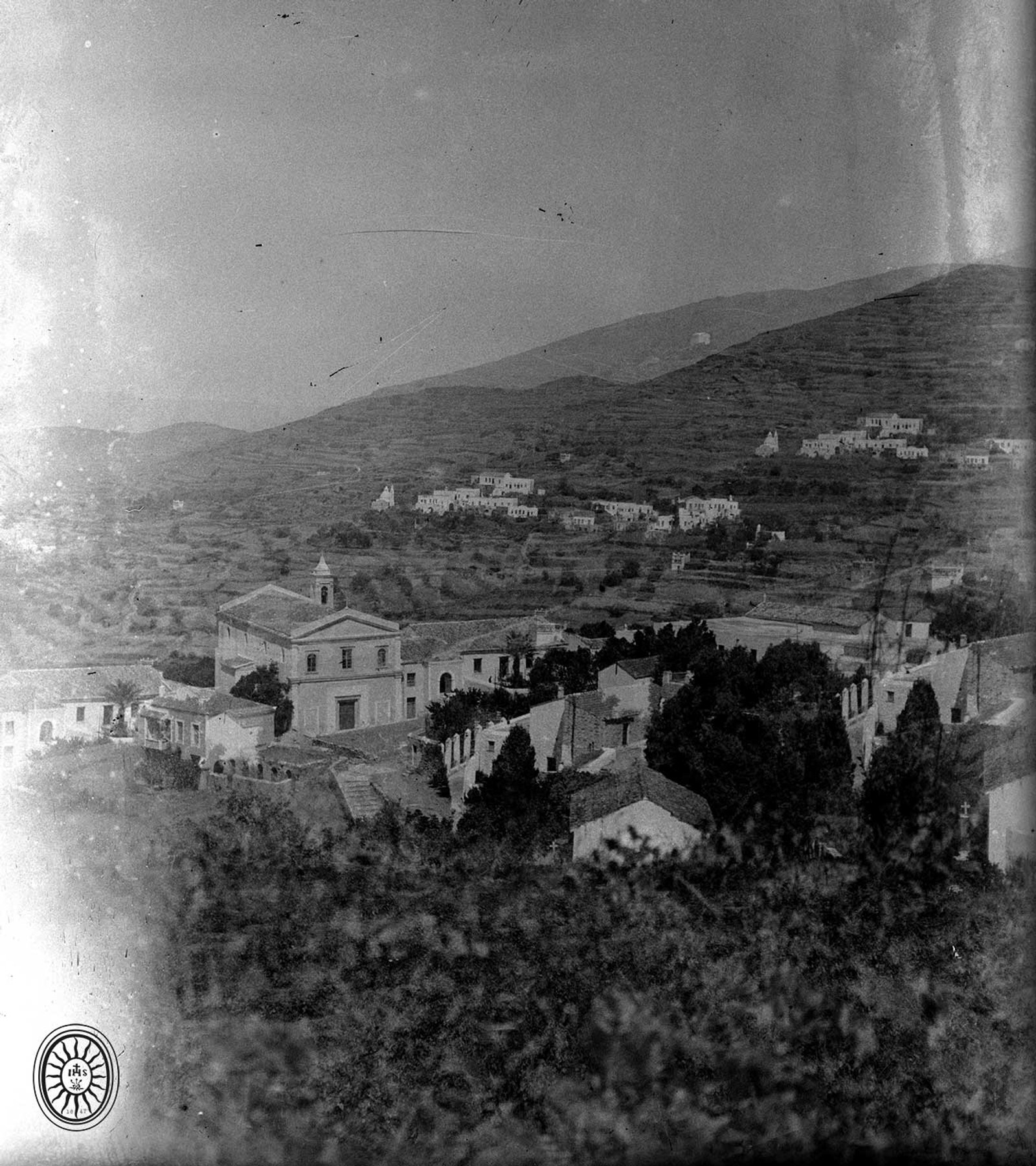 Παλιά ασπρόμαυρη φωτογραφία με τον ναό και τα σπίτια σε πλαγιά