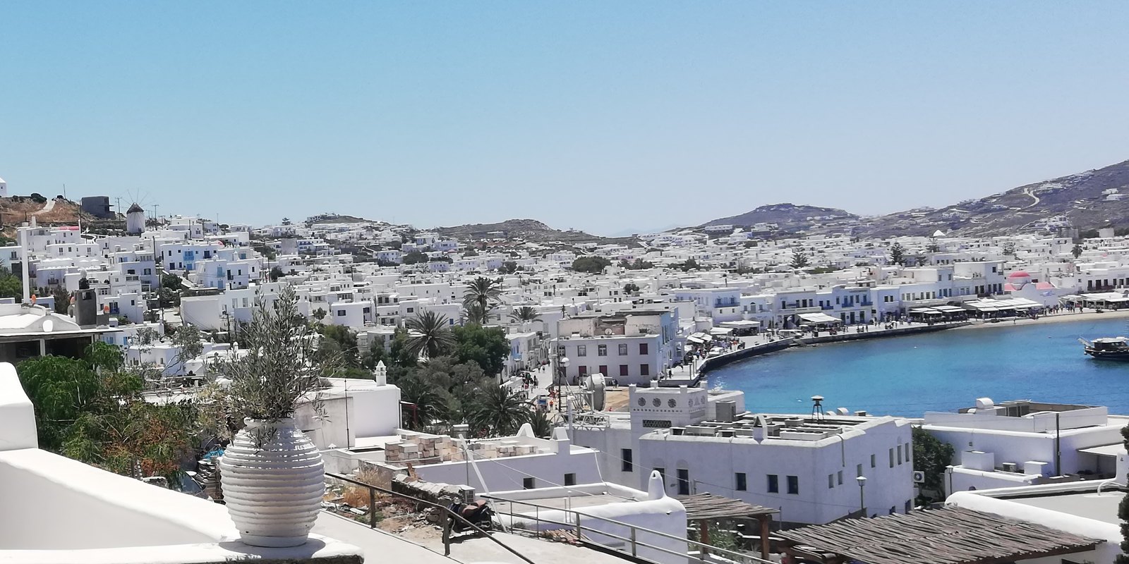 Η Χώρα της Μυκόνου και το παλιό λιμάνι από ψηλά