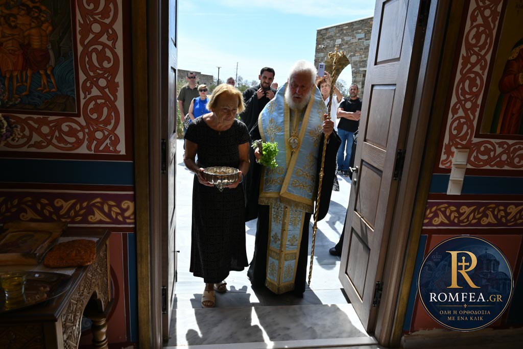 Η είσοδος του Μητροπολίτη στο παρεκκλήσι της Παναγίας Μυρτιδιώτισσας