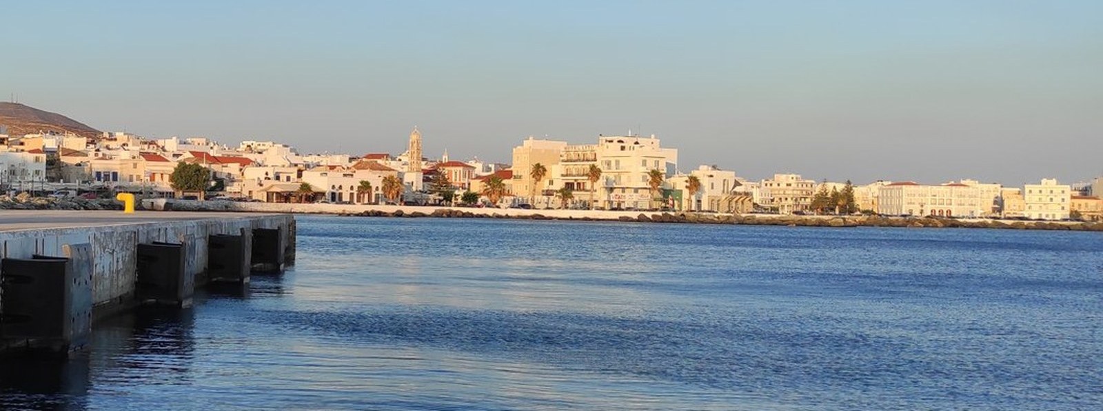 Ο ντόκος των πλοίων στο νέο λιμάνι της Τήνου, με τη Χώρα στο βάθος
