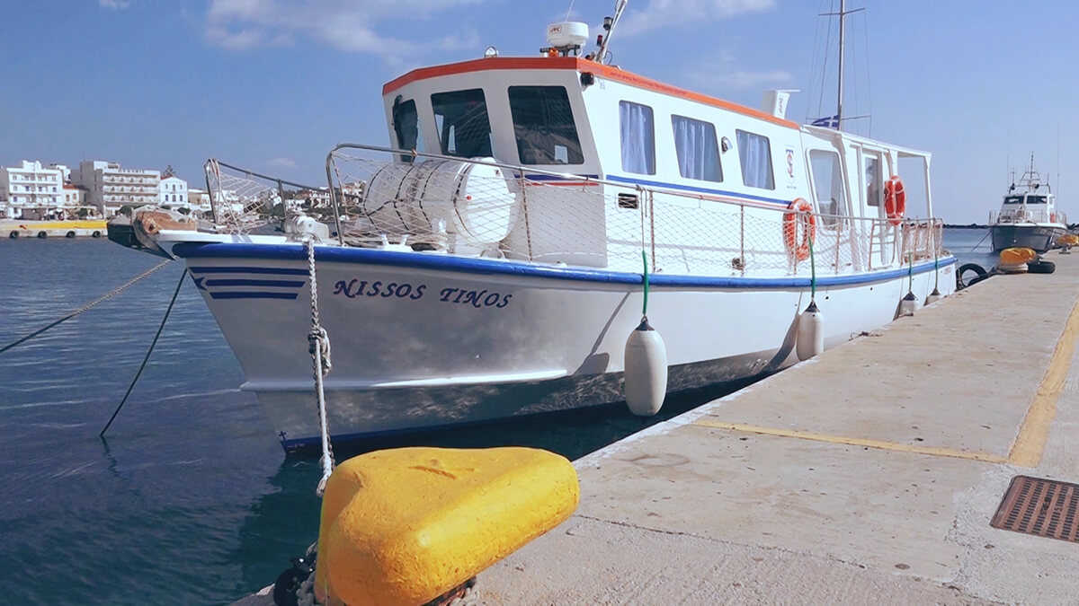 Το σκάφος «Νήσος Τήνος» δεμένο στο λιμάνι της Τήνου