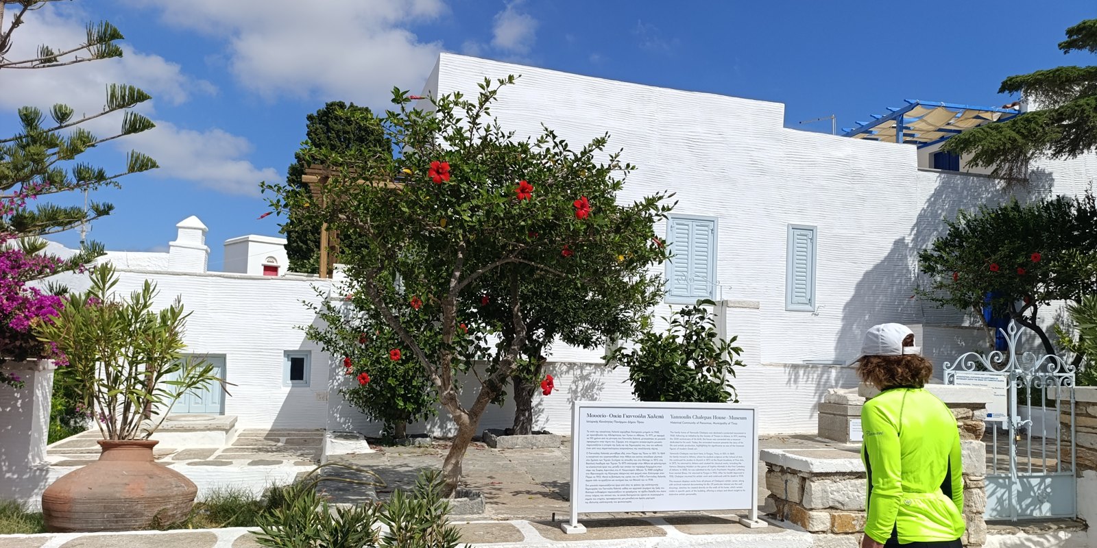 Η Οικία-Μουσείο Γιαννούλη Χαλεπά στον Πύργο Τήνου, με επισκέπτρια έξω από την αυλή