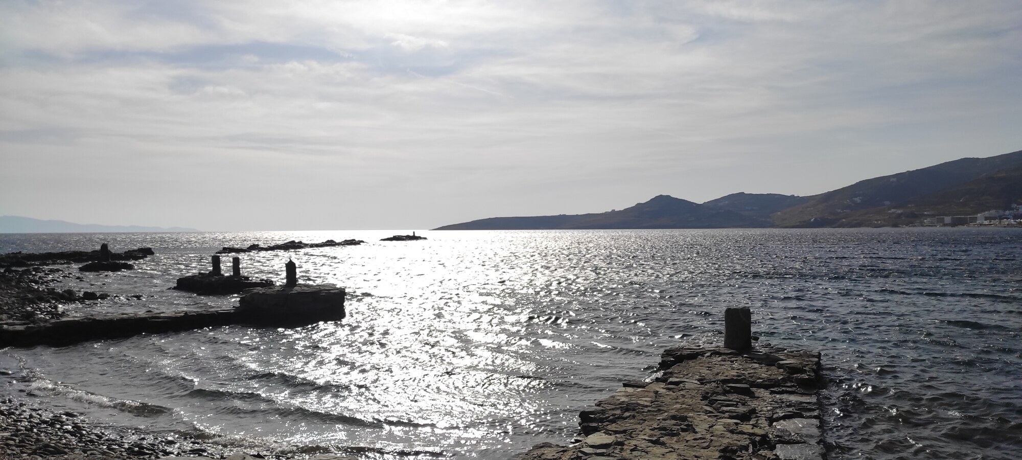 Ο παλιός μόλος στο παλιό λιμάνι της Τήνου, με τις δέστρες και τον κόλπο ανοιχτά