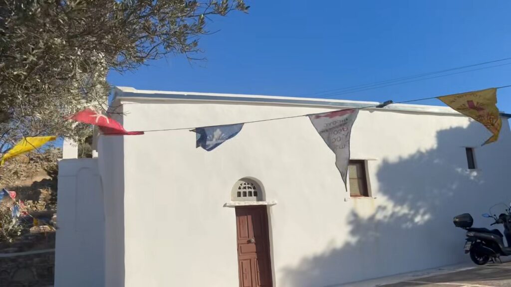 Ο καθολικός ναός στον Απεργάδο Τήνου με τα σημαιάκια του πανηγυριού