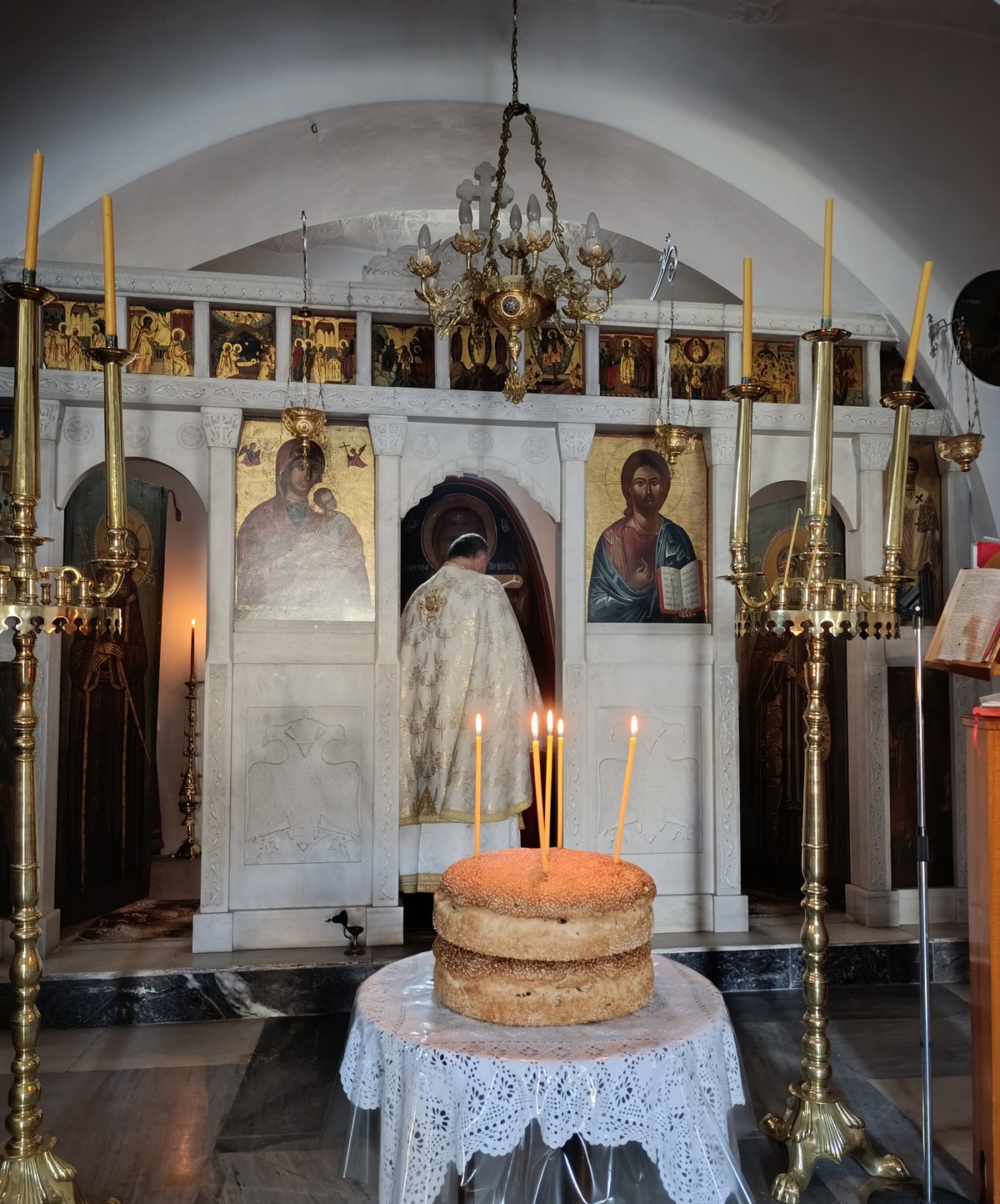 Αρτοκλασία μπροστά στο μαρμάρινο τέμπλο της Παναγίας της Βουρνιώτισσας