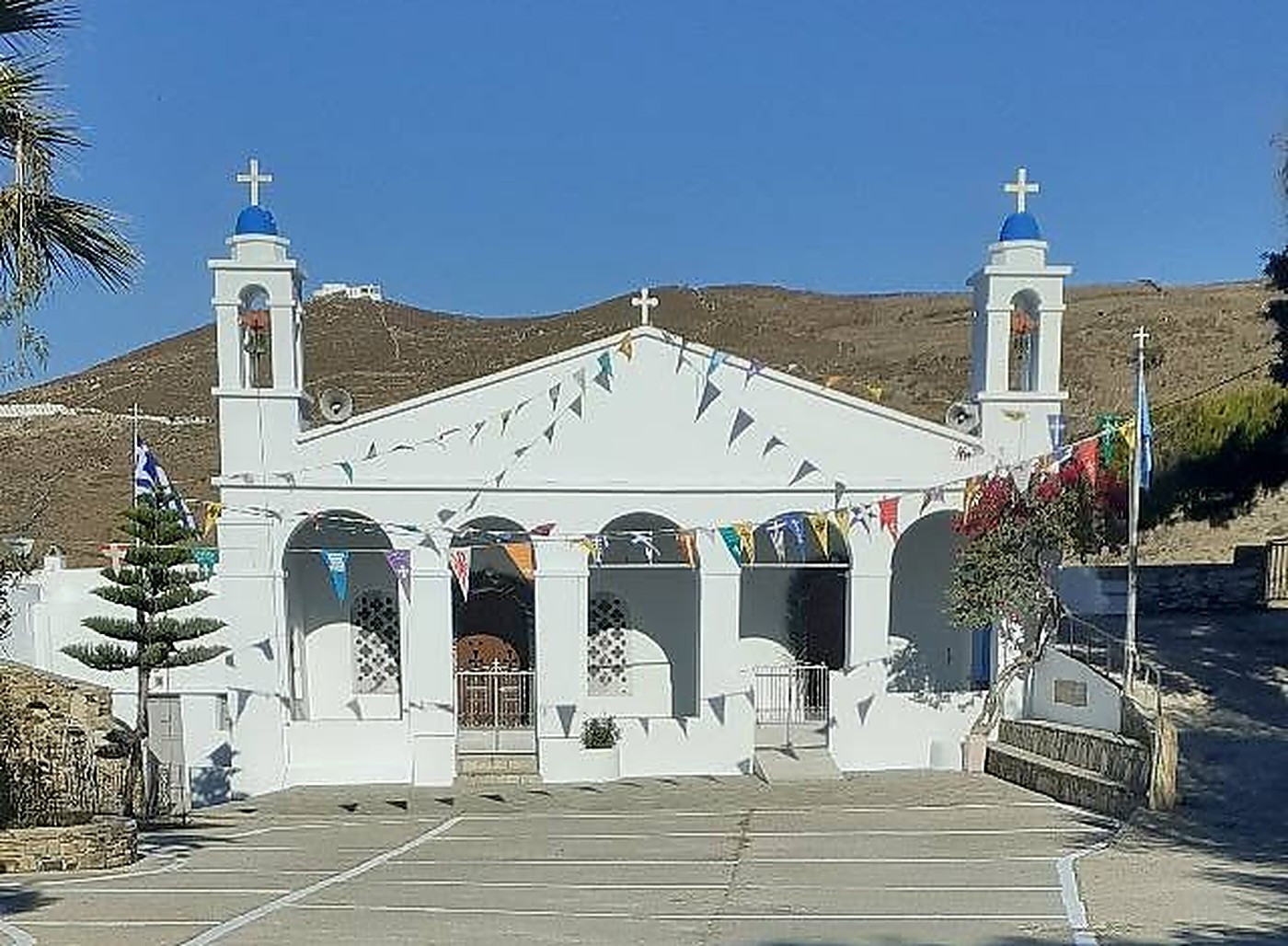 Ο ναός της Παναγίας της Βουρνιώτισσας στολισμένος με σημαιάκια για το πανηγύρι