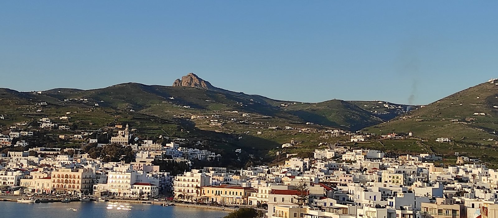Πανοραμική θέα της Χώρας της Τήνου και του λιμανιού, με το Ξώμπουργο στο βάθος