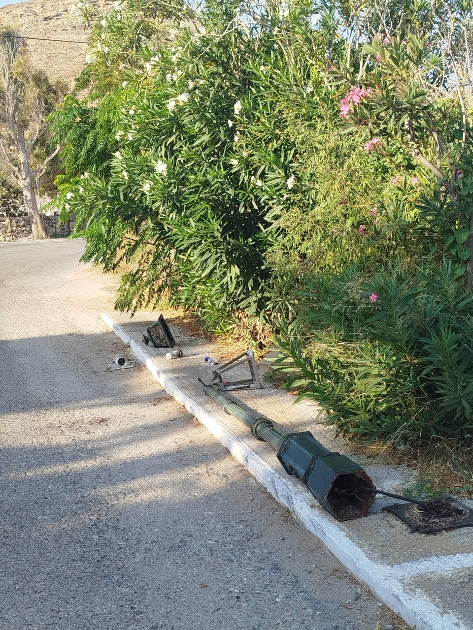 Ο φανοστάτης πεσμένος στο κράσπεδο, 28 Αυγούστου 2026