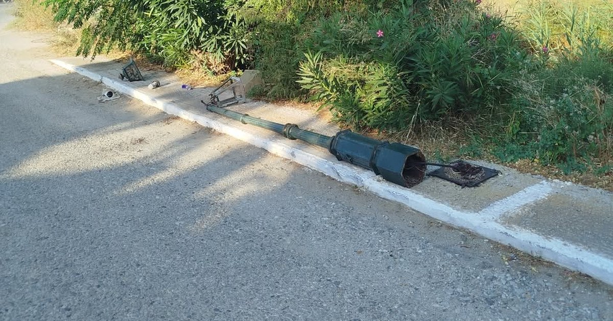 Ο πεσμένος φανοστάτης στην είσοδο του Πανόρμου Τήνου