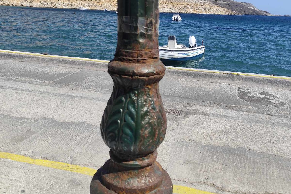 Η βάση στύλου φωτισμού στο λιμάνι του Πανόρμου, με έντονη διάβρωση