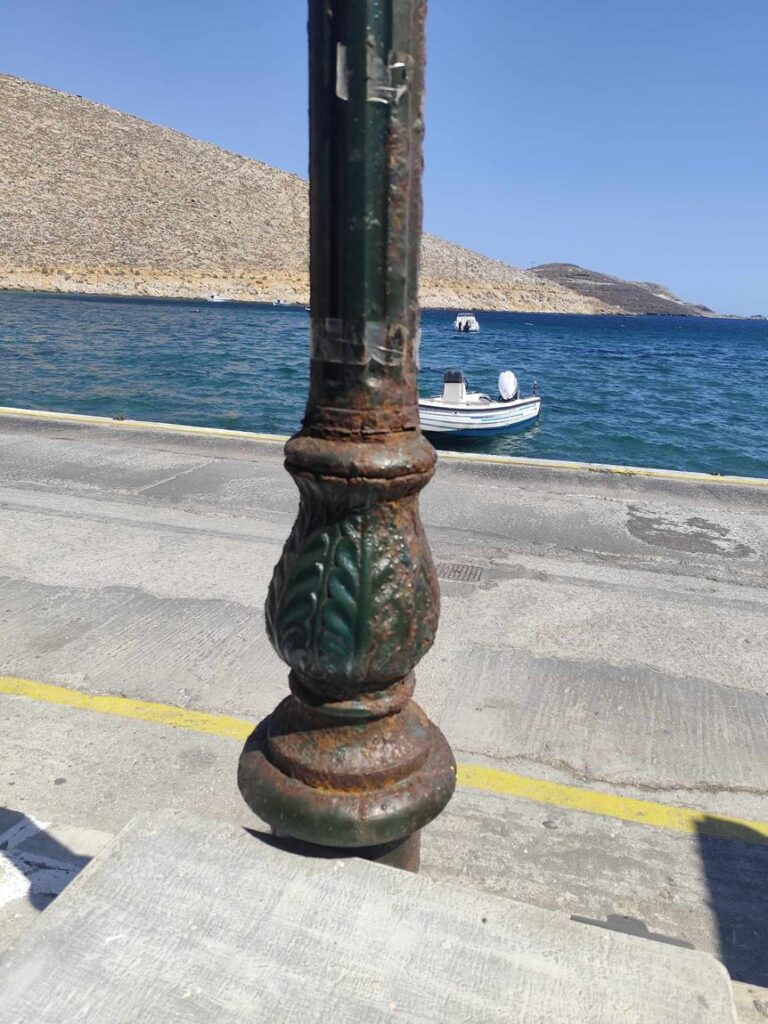Διαβρωμένη βάση στύλου φωτισμού στην προκυμαία του Πανόρμου