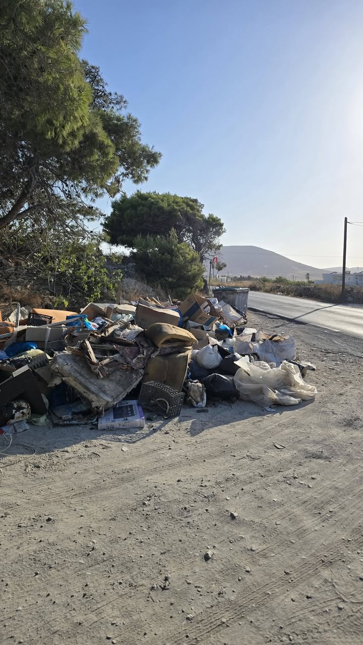 Σωρός από έπιπλα, στρώματα, χαρτόκουτα και σακούλες στην άκρη του δρόμου Παροικιάς–Νάουσας στην Πάρο