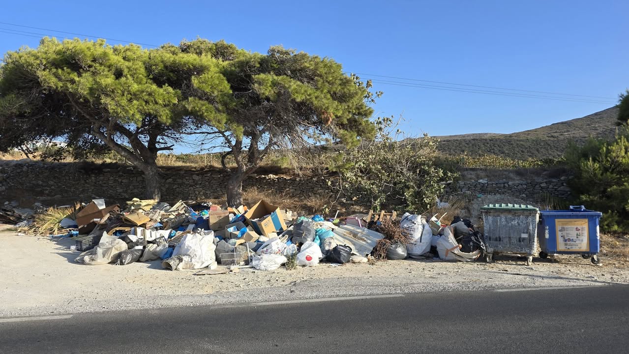 Σωροί σκουπιδιών, μπάζων και επίπλων δίπλα σε κάδους στον δρόμο Παροικιάς–Νάουσας, Πάρος