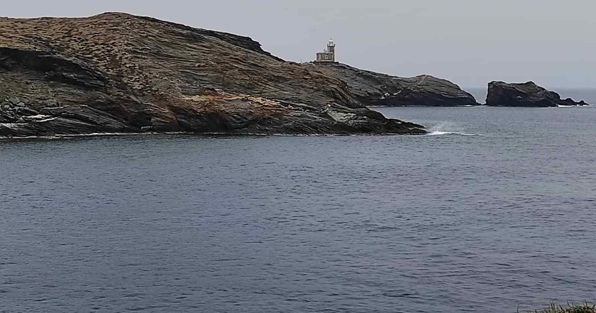 Ο φάρος στον Πλανήτη, απέναντι από τον Πάνορμο Τήνου
