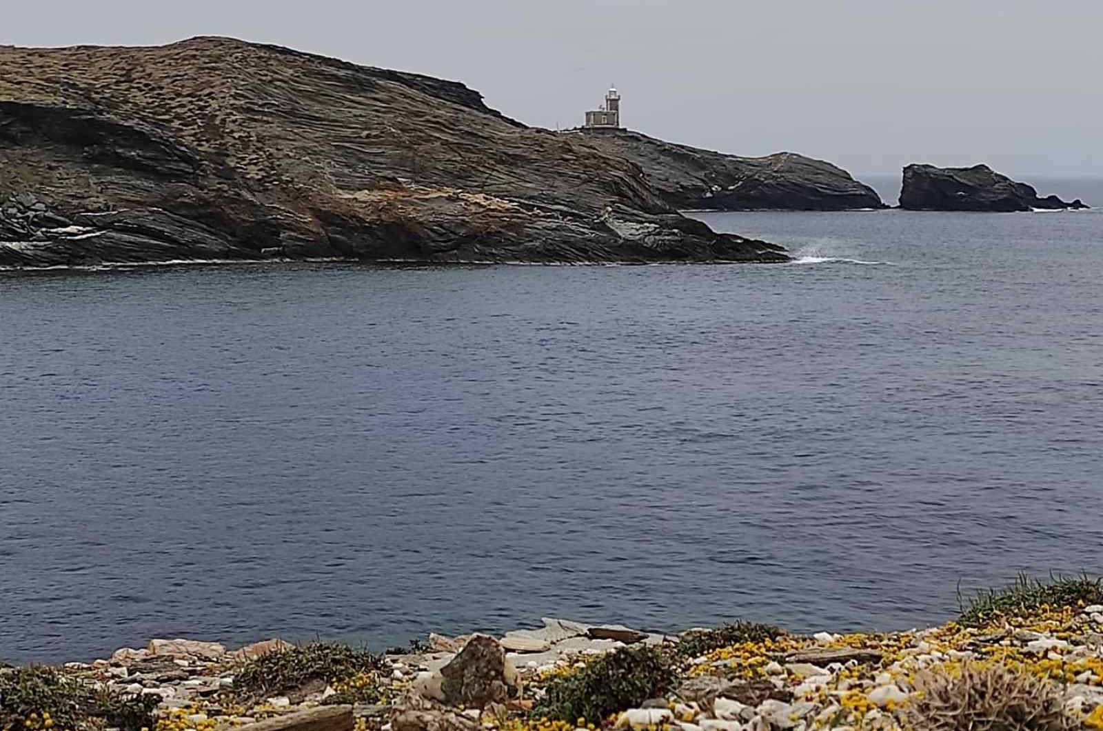 Ο φάρος στον Πλανήτη, απέναντι από τον Πάνορμο Τήνου