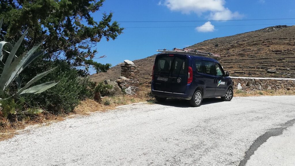 Όχημα συνεργείου του ΔΕΔΔΗΕ σε δρόμο της Τήνου