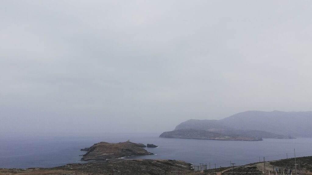 Το Στενό Τήνου–Άνδρου, με τους στύλους του δικτύου δεξιά