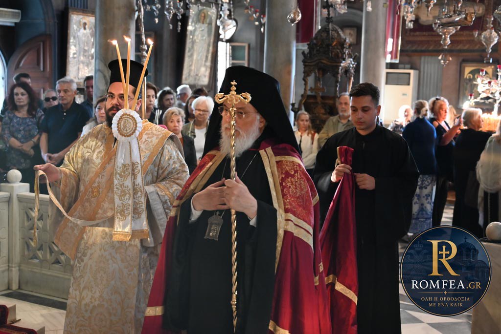 Ο Επίσκοπος Ρηγίου με κληρικούς στην Ευαγγελίστρια Τήνου