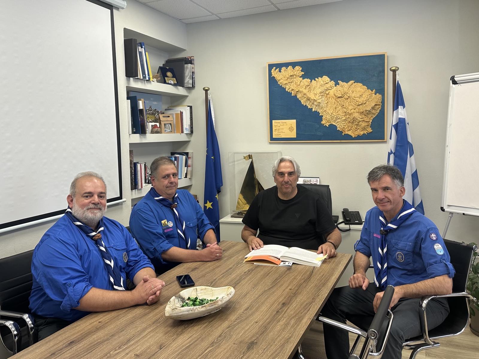 Ο Δήμαρχος Τήνου Παναγιώτης Κροντηράς με εκπροσώπους του Σώματος Ελλήνων Προσκόπων στο Δημαρχείο Τήνου