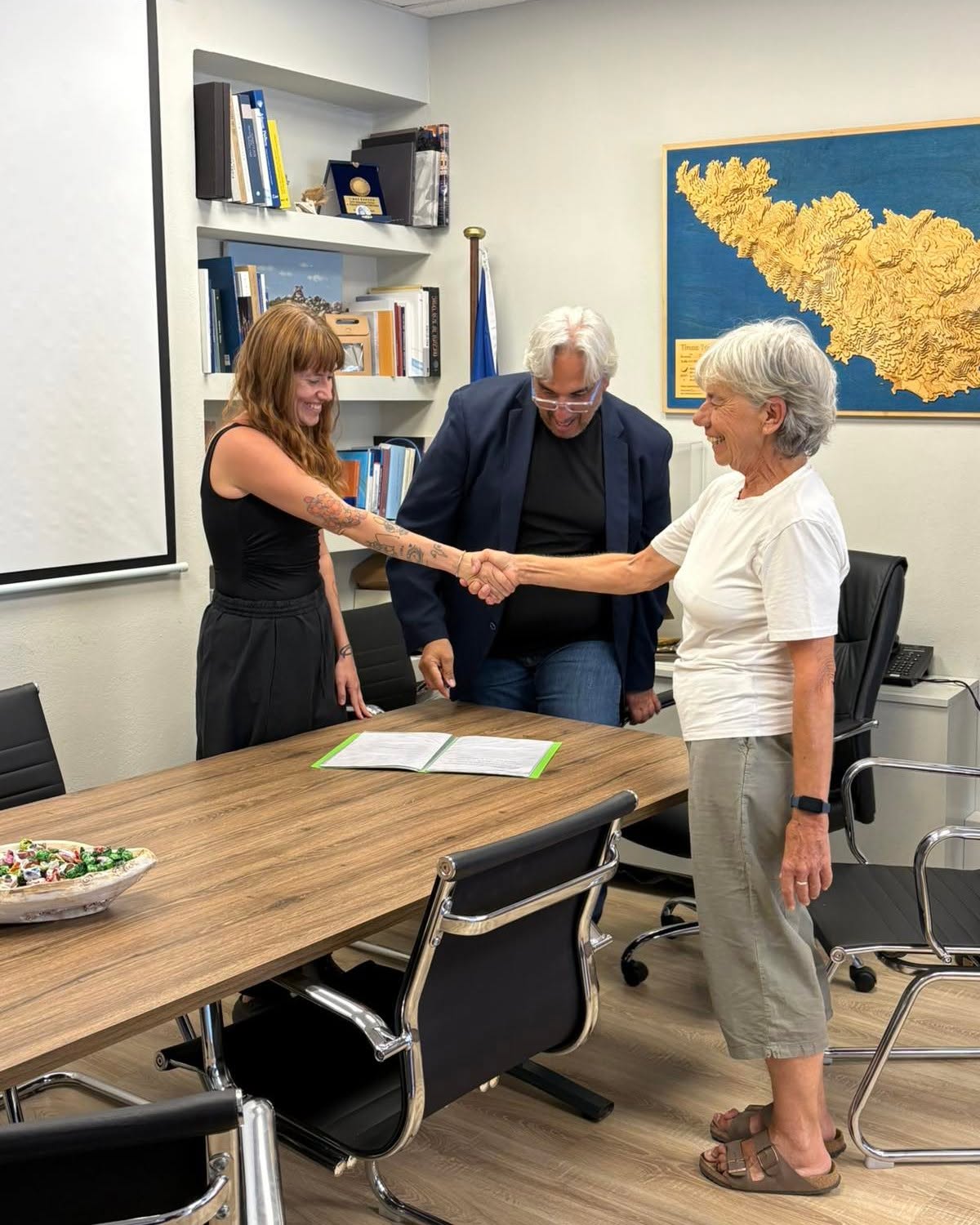 Η Μαργαρίτα Σιώτου δίνει το χέρι στη Μαρούλα Κουσουνάδη, με τον δήμαρχο Παναγιώτη Κροντηρά ανάμεσά τους