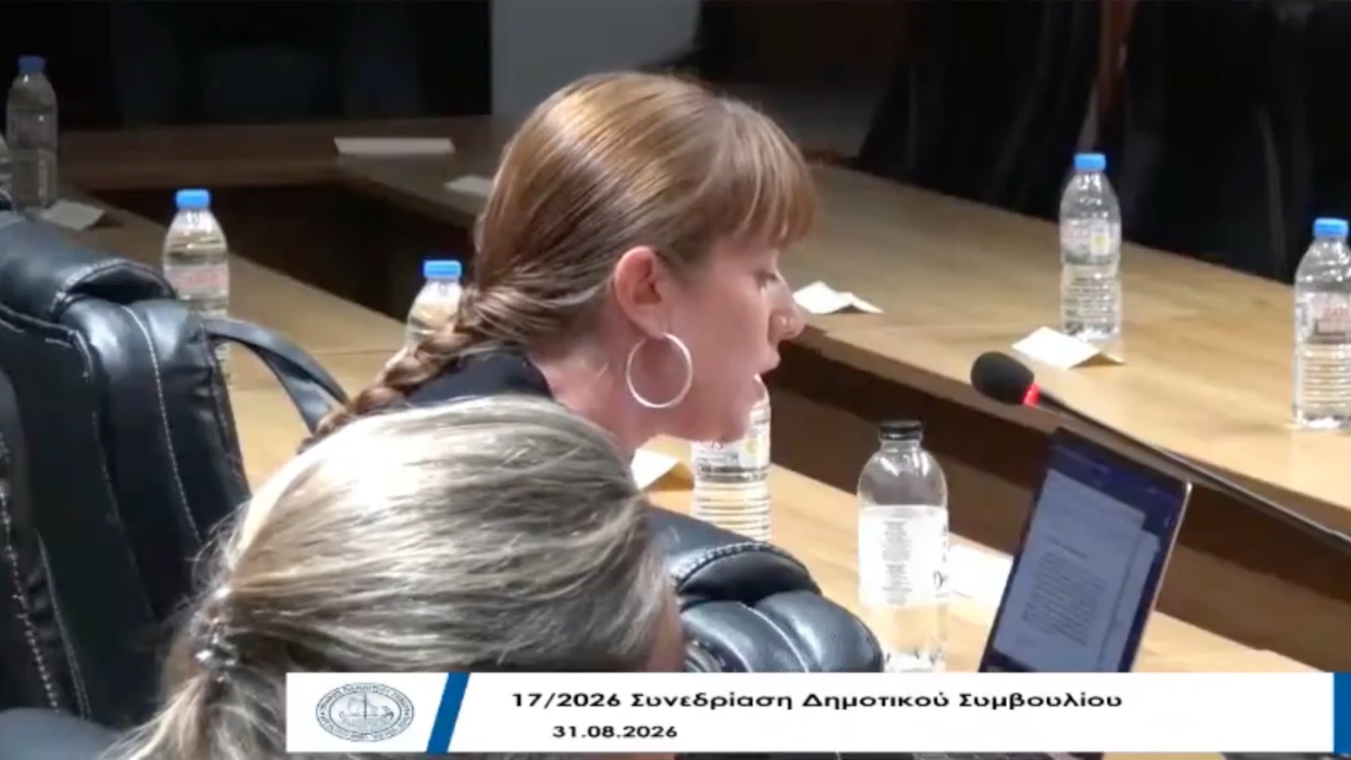 Η δημοτική σύμβουλος Μαργαρίτα Σιώτου μιλά στη 17η συνεδρίαση του Δημοτικού Συμβουλίου Τήνου, 31 Αυγούστου 2026