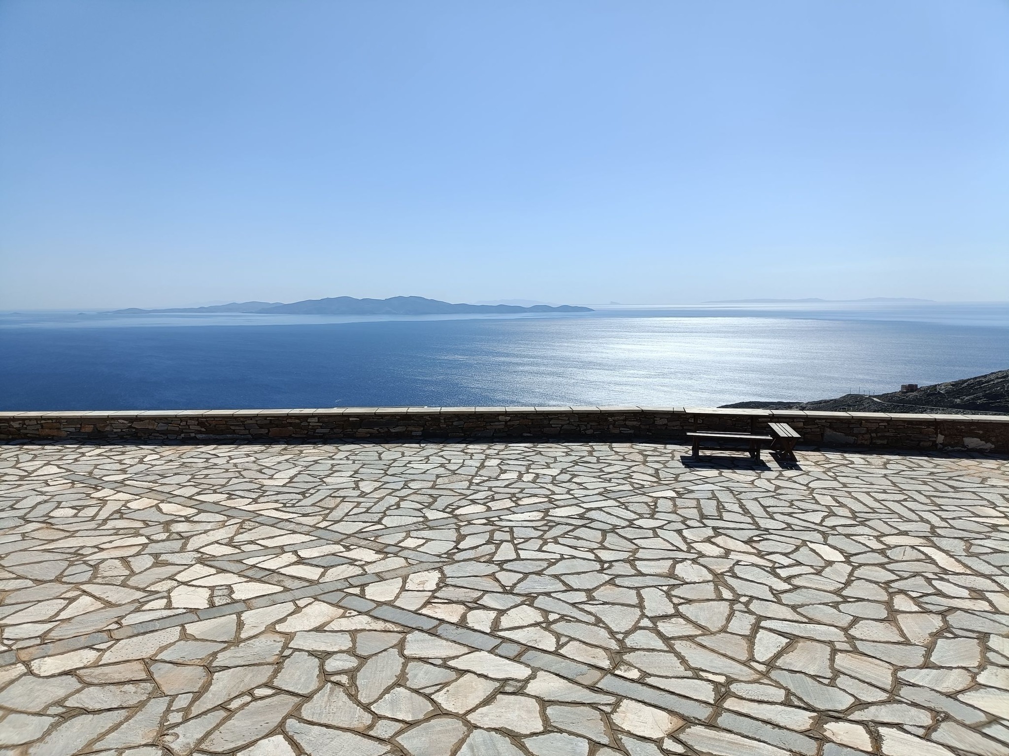 Η πλατεία στην είσοδο των Υστερνίων με θέα στο πέλαγος