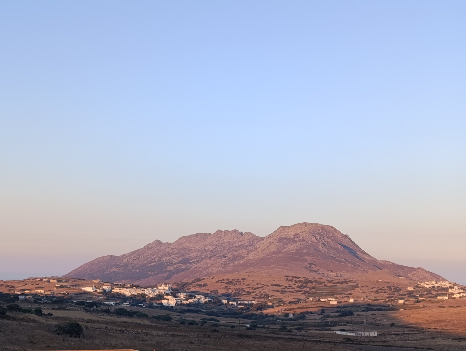 Ο Τσικνιάς στο δειλινό, με τον Φαλατάδο και τη Στενή στους πρόποδες