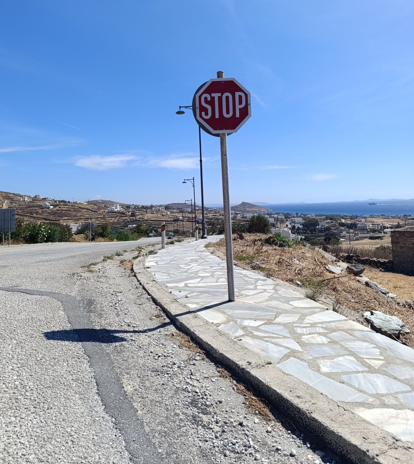 Καινούργια πινακίδα STOP στην Περιμετρική Τήνου, 19 Σεπτεμβρίου 2026