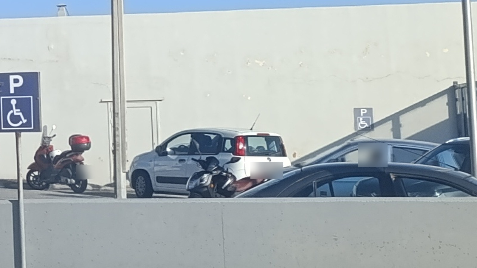 Πινακίδα θέσης στάθμευσης ΑμεΑ σε πάρκινγκ καταστήματος στην Τήνο