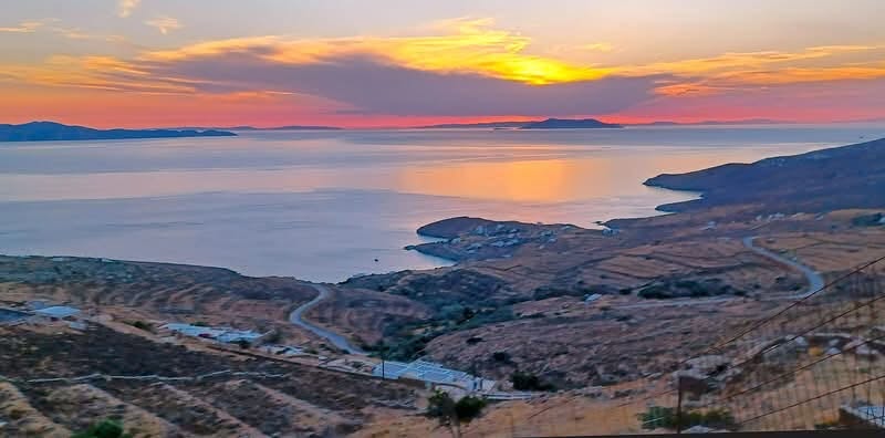 Ηλιοβασίλεμα πάνω από κόλπο της Τήνου
