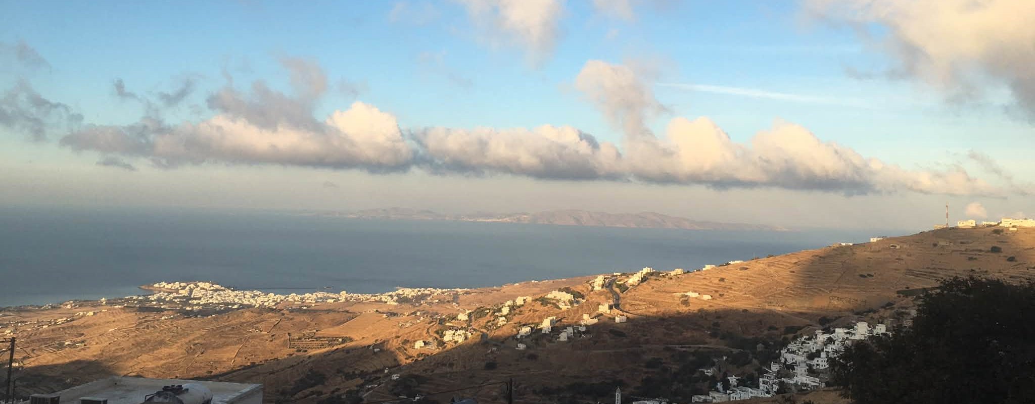 Η Χώρα της Τήνου από ψηλά· στο βάθος η Σύρος, έδρα της Εισαγγελίας Κυκλάδων