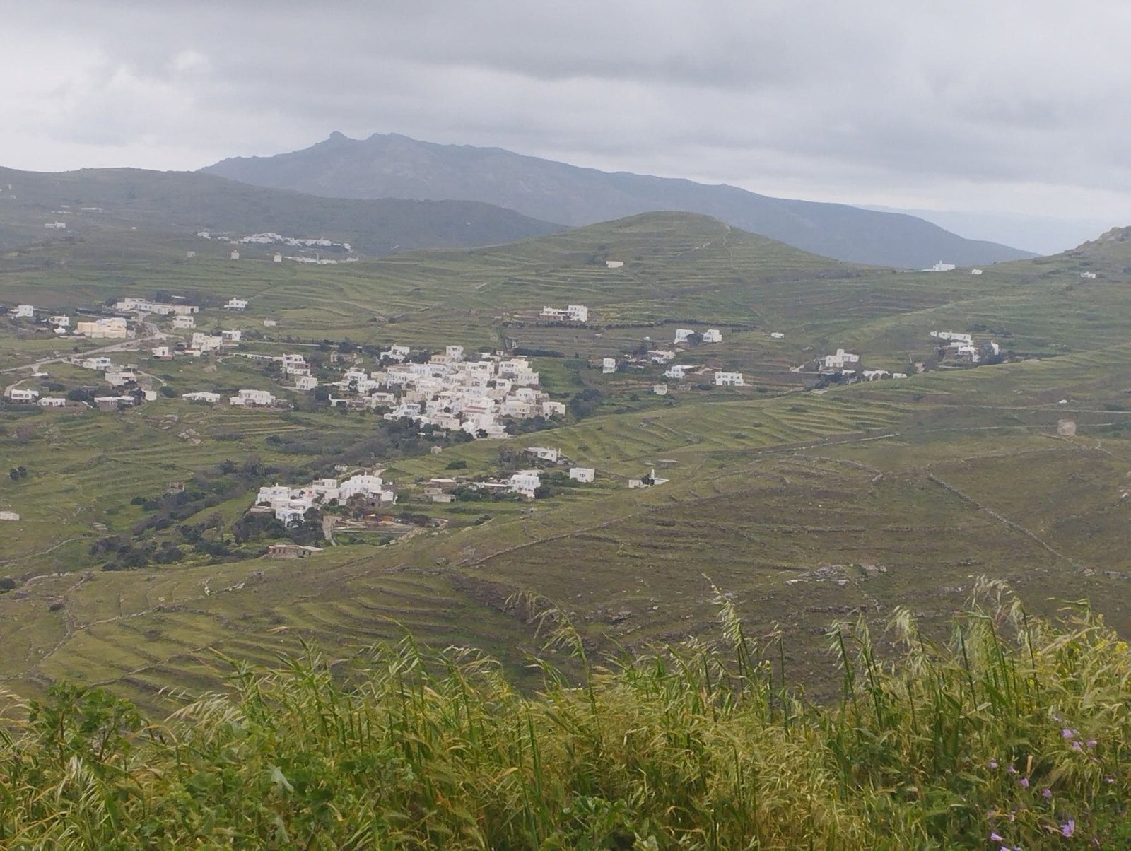 Χωριό της τηνιακής ενδοχώρας ανάμεσα σε αναβαθμίδες