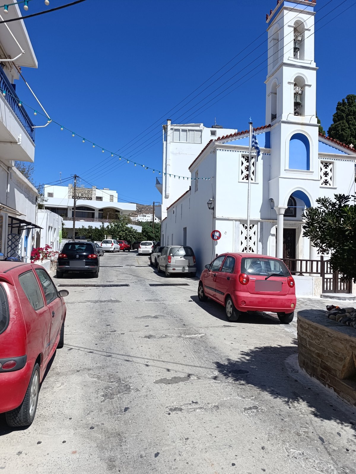 Ο δρόμος μπροστά στον ναό των Τριών Ιεραρχών στη Χώρα της Τήνου