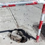 Ανοιχτή τρύπα στον δρόμο των Τριών Ιεραρχών, πάνω από την τάφρο του λαγκαδιού