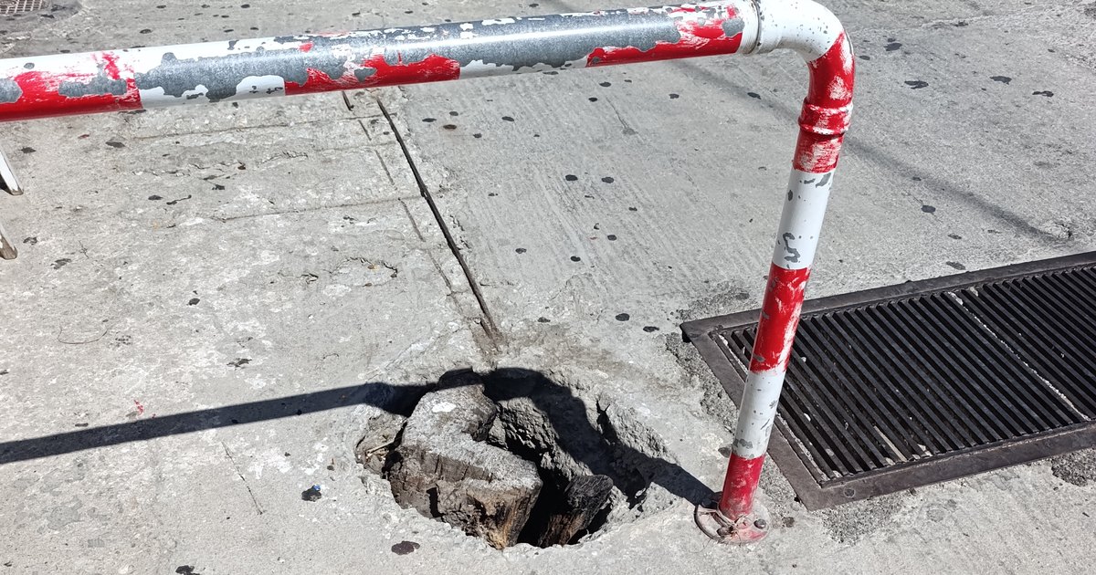 Τρύπα στο οδόστρωμα δίπλα στους Τρεις Ιεράρχες, Χώρα Τήνου