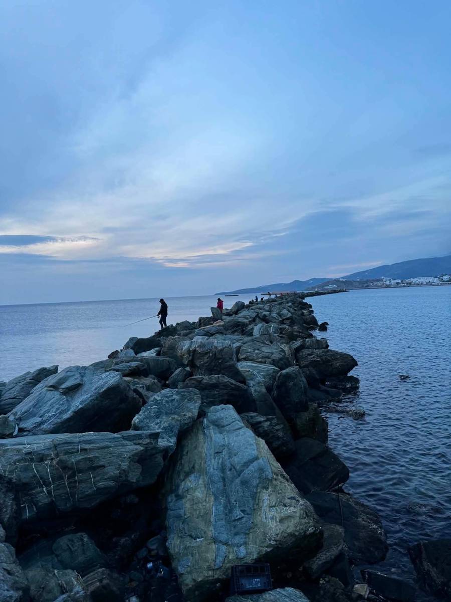 Ο προσήνεμος λιμενοβραχίονας του λιμένα Τήνου