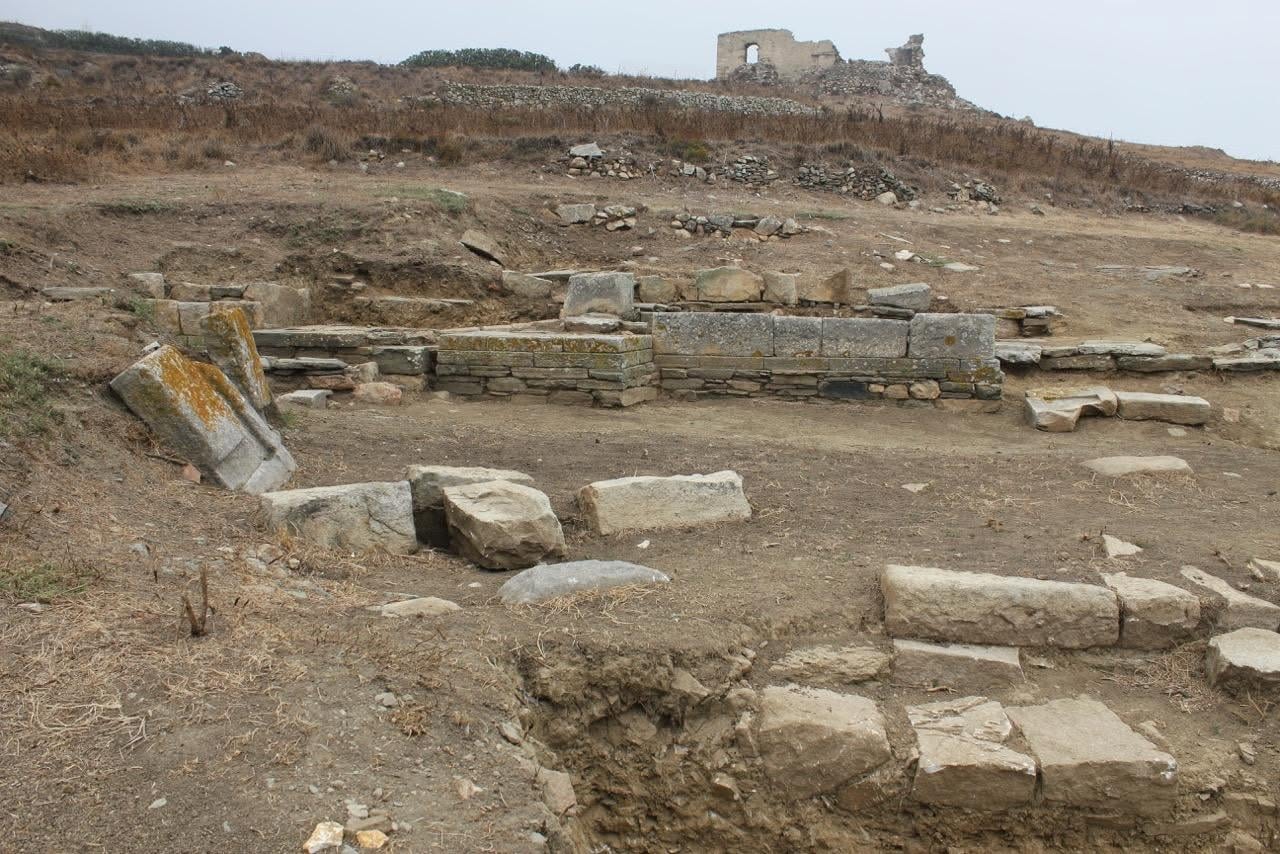 Αρχαία λείψανα στις υπώρειες του Ξώμπουργου, με το κάστρο στην κορυφή