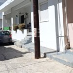 Καινούργια ξύλινη κολόνα ανάμεσα στα σπίτια της Χώρας: τι στύλους βάζουμε μέσα στους οικισμούς;