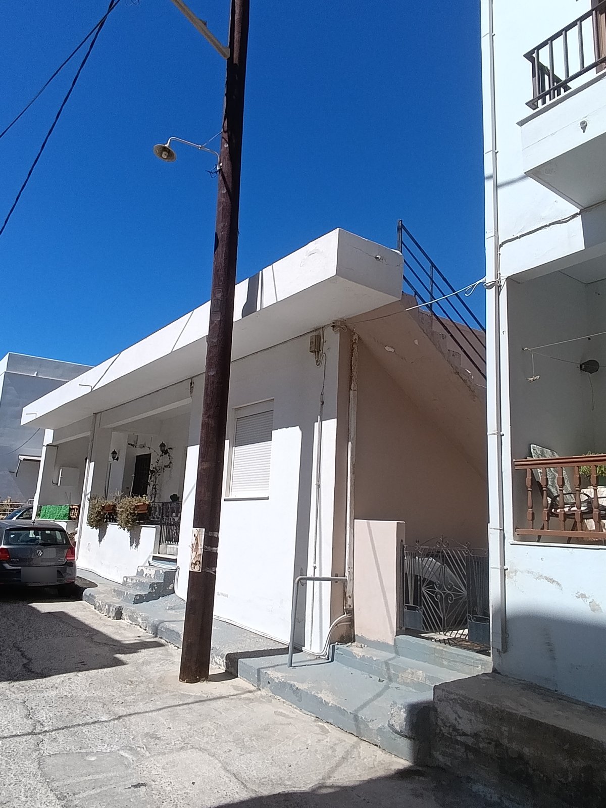 Η καινούργια ξύλινη κολόνα με το φωτιστικό του δρόμου