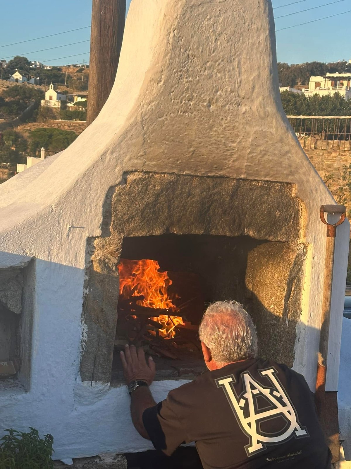 Αναμμένος ξυλόφουρνος στη Γιορτή του Τρύγου στη Μύκονο