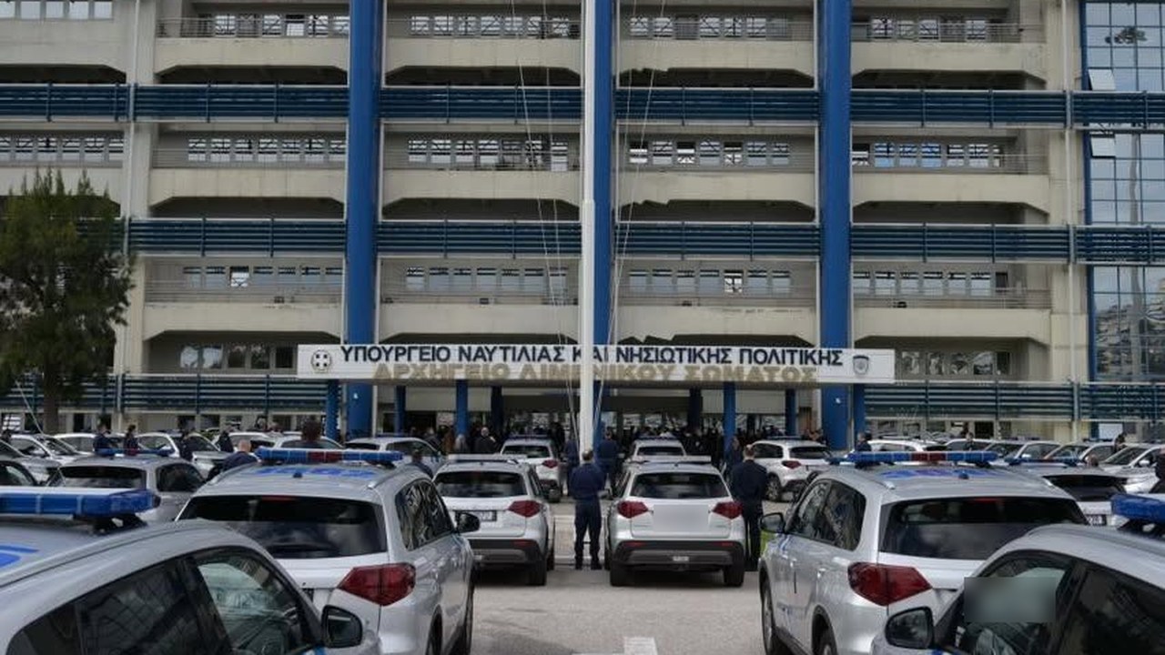 Περιπολικά του Λιμενικού Σώματος μπροστά στο κτίριο του Υπουργείου Ναυτιλίας και του Αρχηγείου Λιμενικού Σώματος
