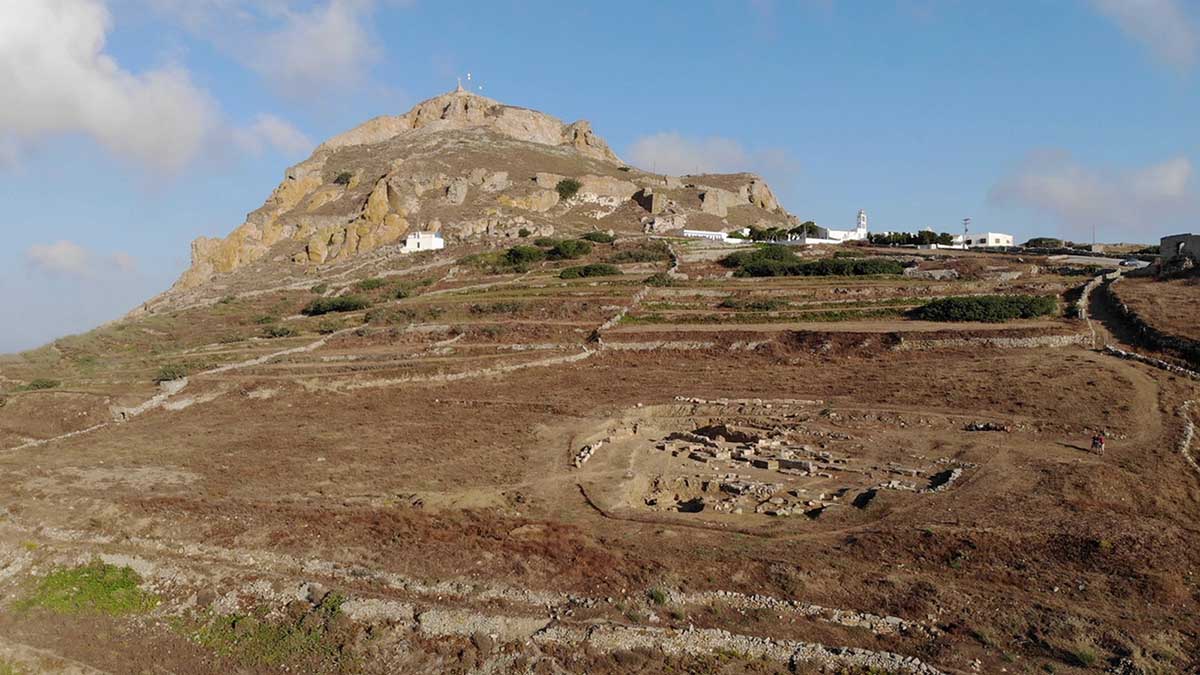 Το κλασικό νεκροταφείο στις νοτιοανατολικές υπώρειες του Ξωμπούργου στην Τήνο