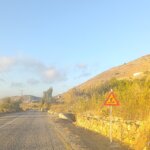 Συνεχίζονται οι καθαρισμοί στον δρόμο Ξυνάρας – Λουτρών — και τώρα με σήμανση εργασιών