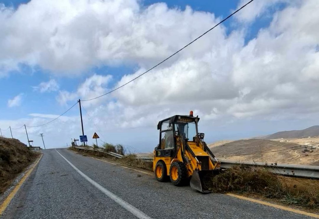 Μηχάνημα έργων καθαρίζει το έρεισμα δρόμου του επαρχιακού δικτύου της Τήνου
