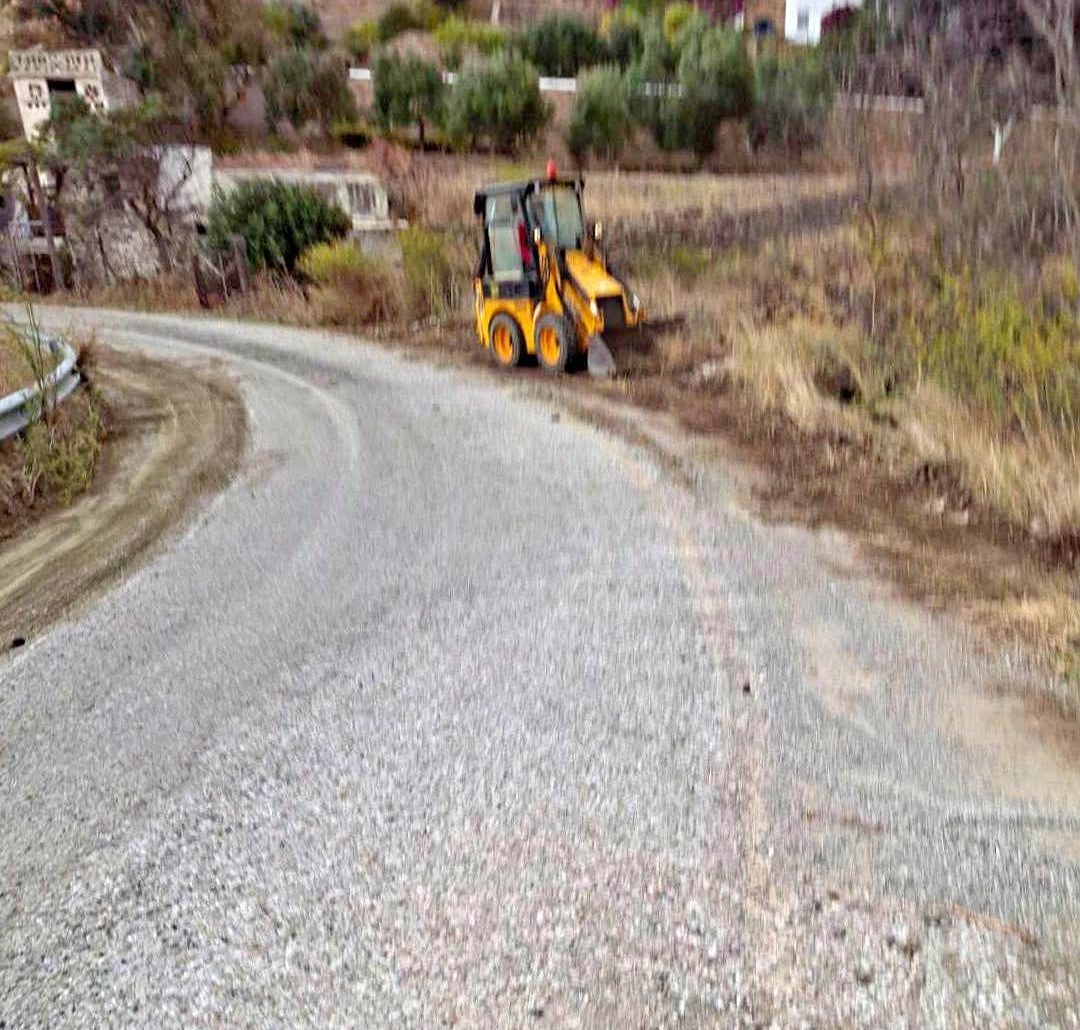 Μηχάνημα έργων σε στροφή δρόμου της Τήνου