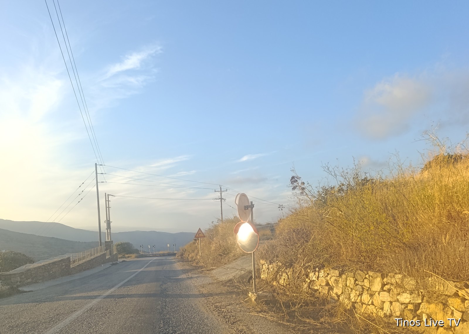 Το ίδιο οδικό κάτοπτρο στις 7 Οκτωβρίου 2026, με το έρεισμα μπροστά του καθαρισμένο