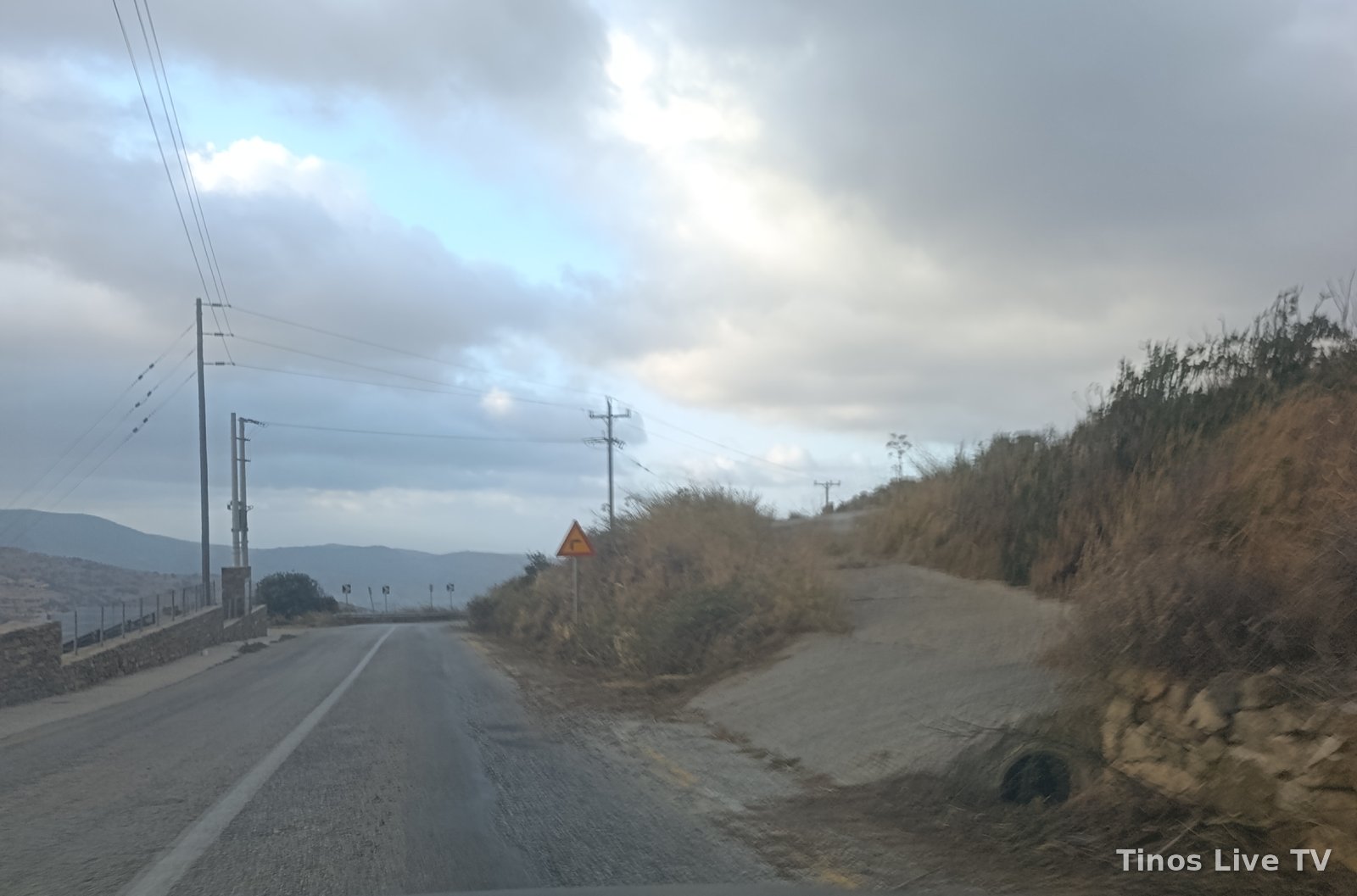 Τσιμεντένια τάφρος απορροής στην άκρη του δρόμου Ξυνάρας – Λουτρών και οχετός κάτω από είσοδο αγροτικού δρόμου