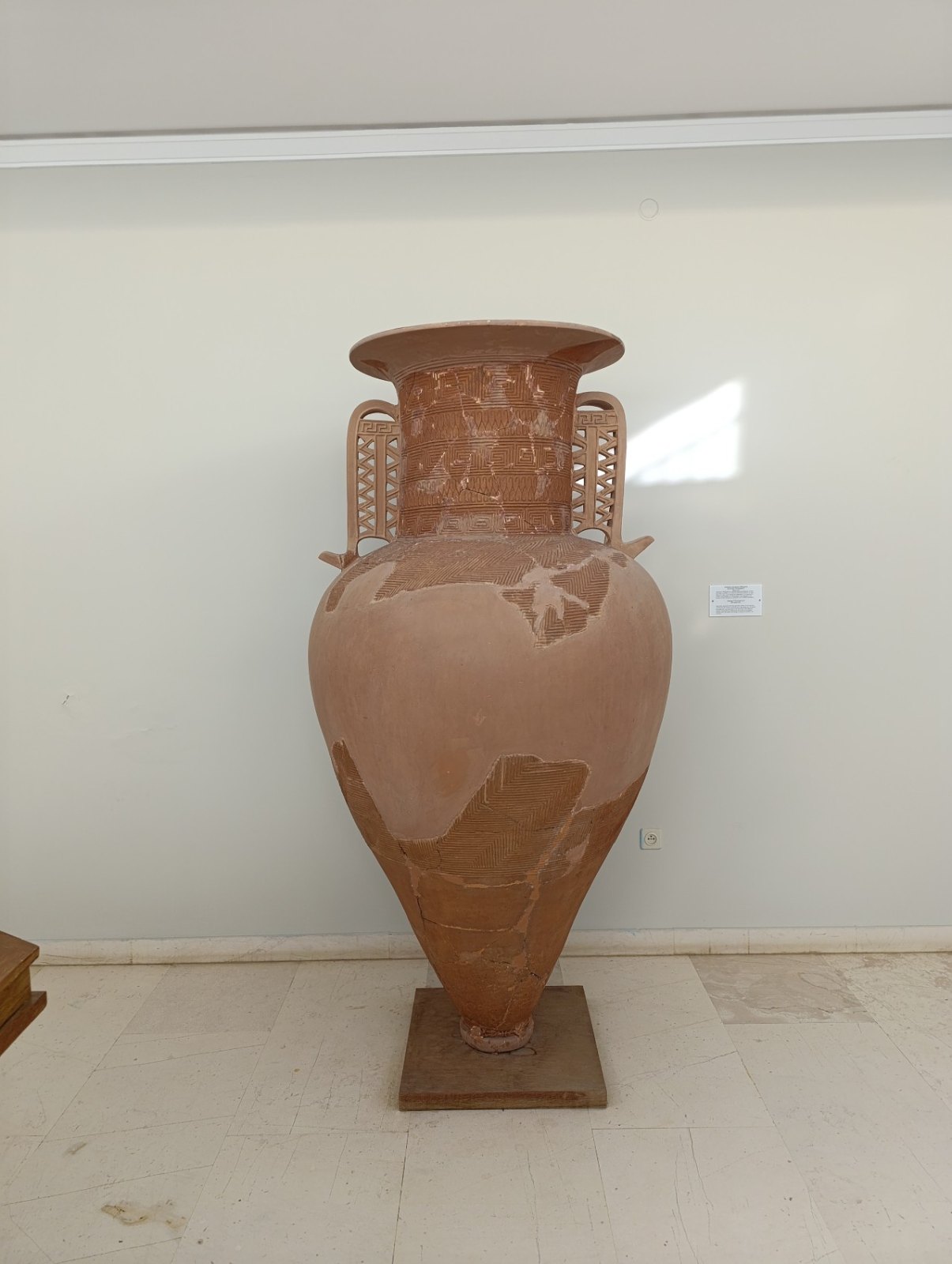 Μεγάλος πήλινος αμφορέας στο Αρχαιολογικό Μουσείο Τήνου
