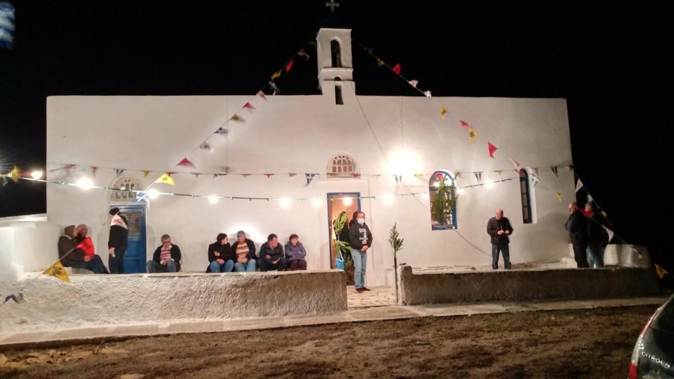 Το εξωκλήσι του Αγίου Αρτεμίου στη Στενή της Τήνου, φωταγωγημένο την παραμονή της γιορτής