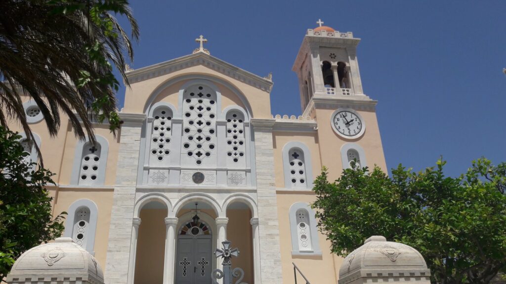 Η πρόσοψη του Ιερού Ναού Αγίου Δημητρίου Πύργου Τήνου, με το μαρμάρινο καμπαναριό και το ρολόι
